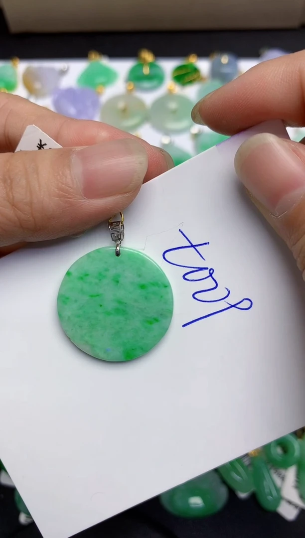 翡翠18K金镶嵌颈饰11111111