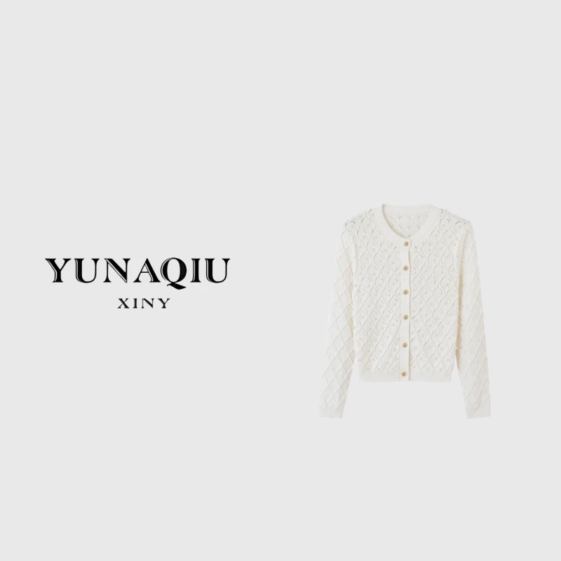 YUNAQIU 复古女装时尚百搭V领白色菱形珍珠单排扣圆领针织衫-5652
