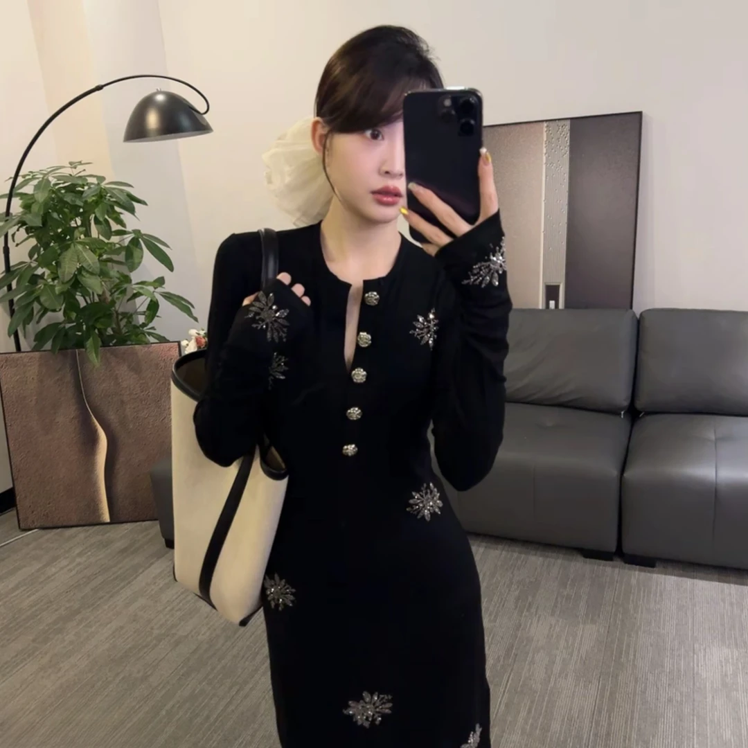 重工烫钻收腰黑色连衣裙2025秋季新款高级感V领长袖细闪显瘦A字裙
