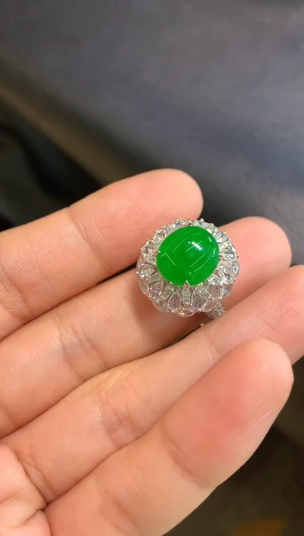 18K金镶嵌戒指翡翠戒指