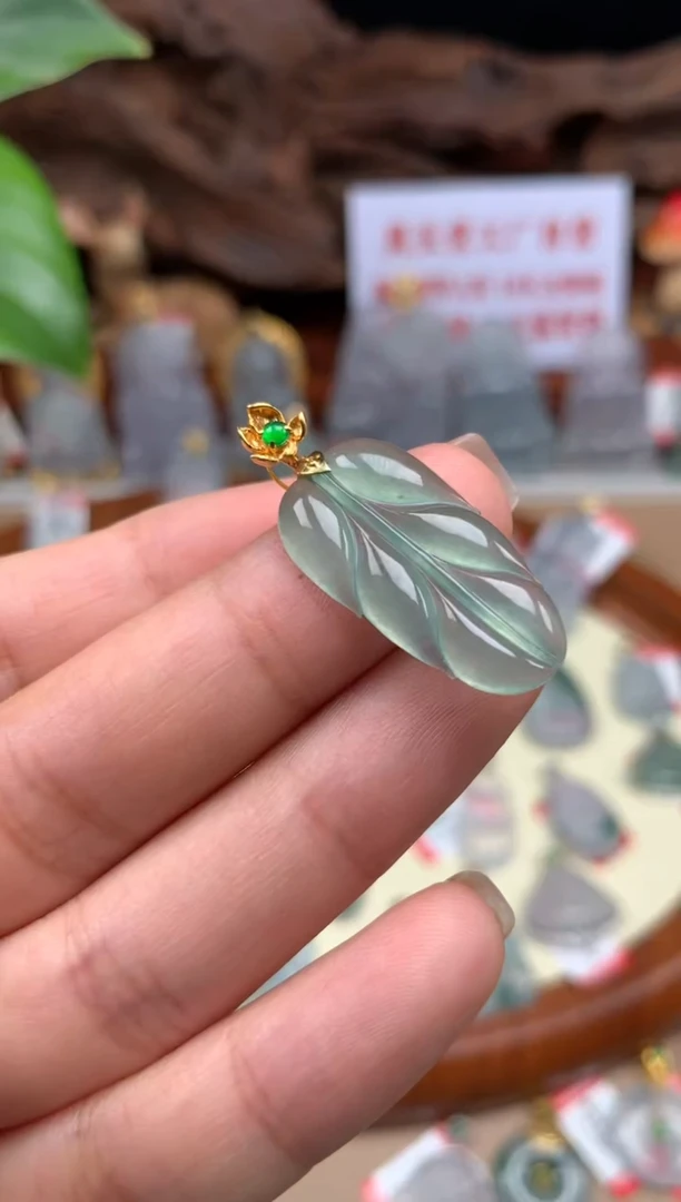 【闪购商品】翡翠颈饰18K金镶嵌叶子