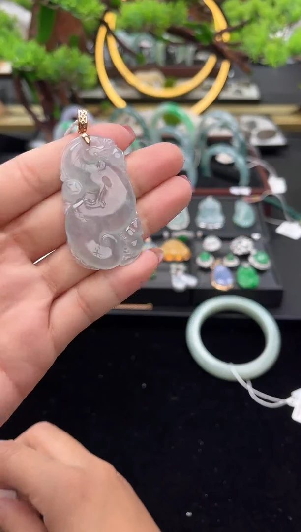 颈饰18K金镶嵌翡翠吊坠