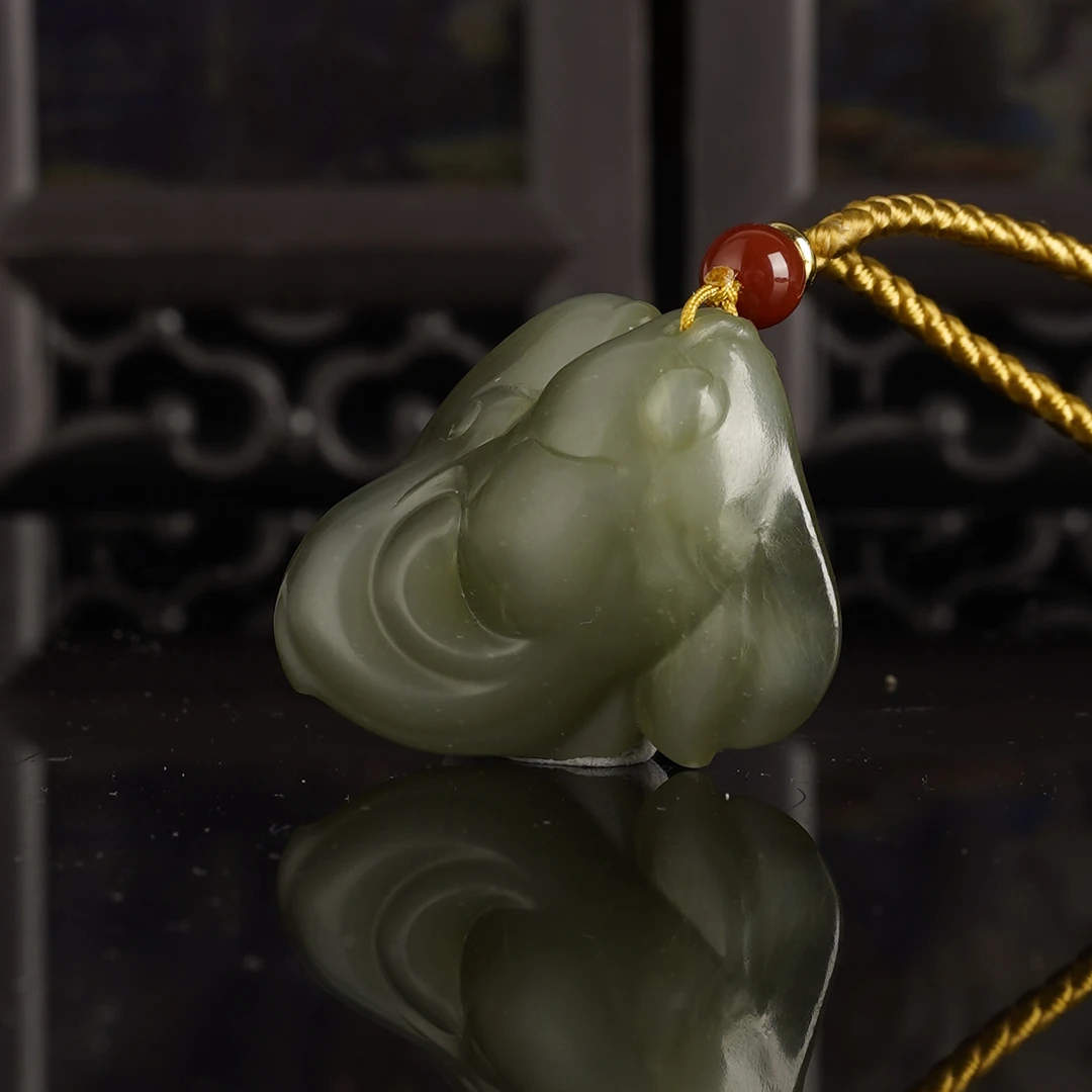 XJ11589二十世纪和田玉随行鱼吊坠