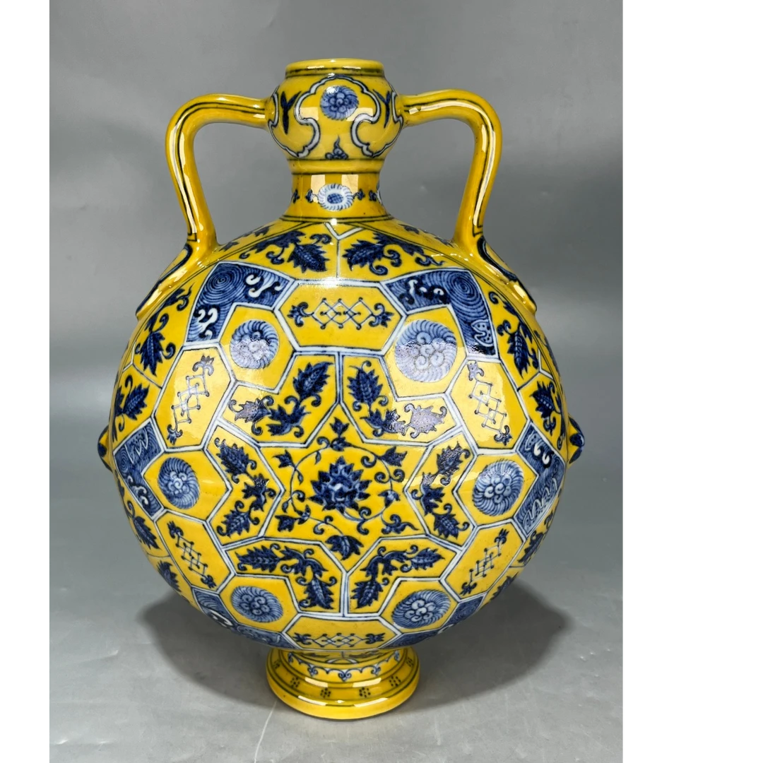 当代仿制 黄釉青花缠枝花卉纹双耳扁瓶