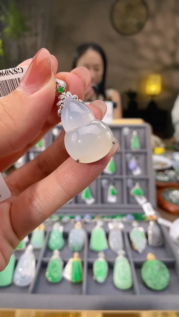 吊坠(不含链)18K金镶嵌翡翠葫芦
