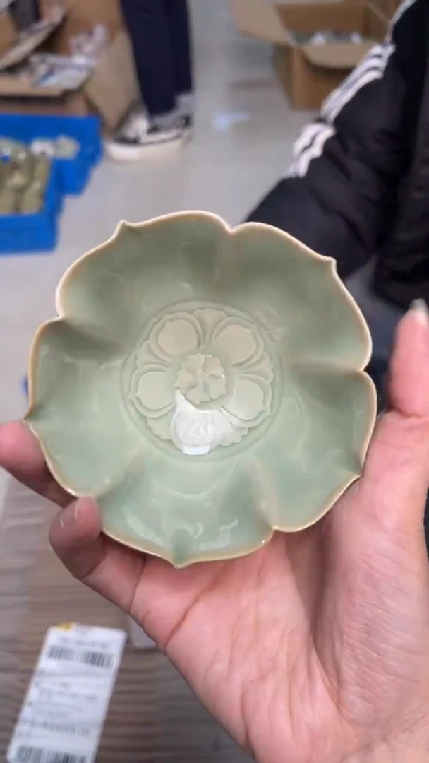 陶瓷纯手工月白釉宝相花出筋花形盏