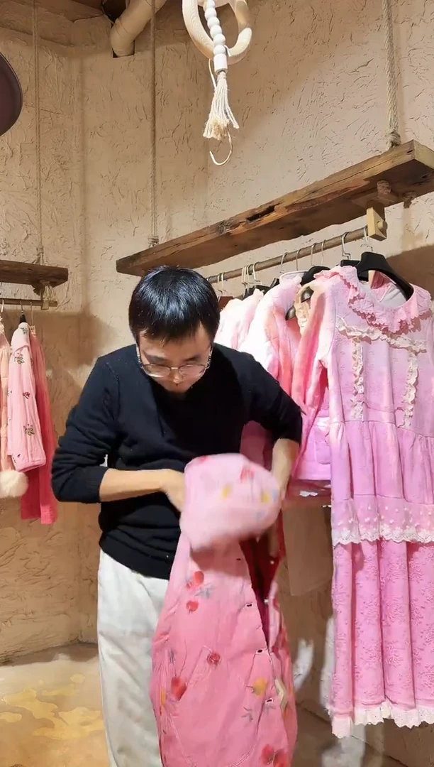 粉11111111111111111111111111浅粉连帽大码