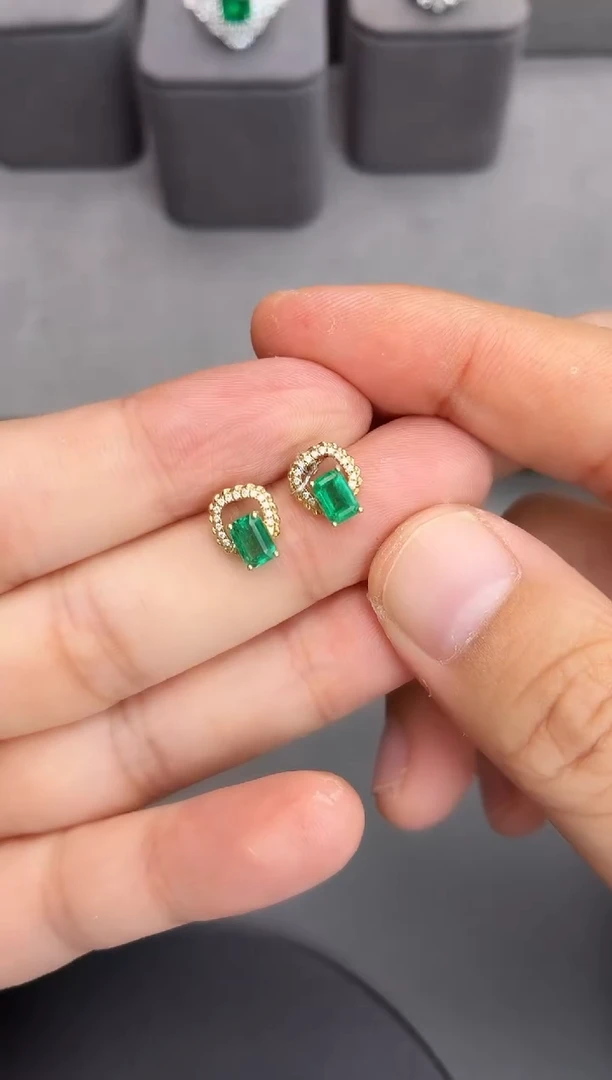 18K金镶嵌耳钉祖母绿0.84ct/赞比亚/微油/双十一清货价