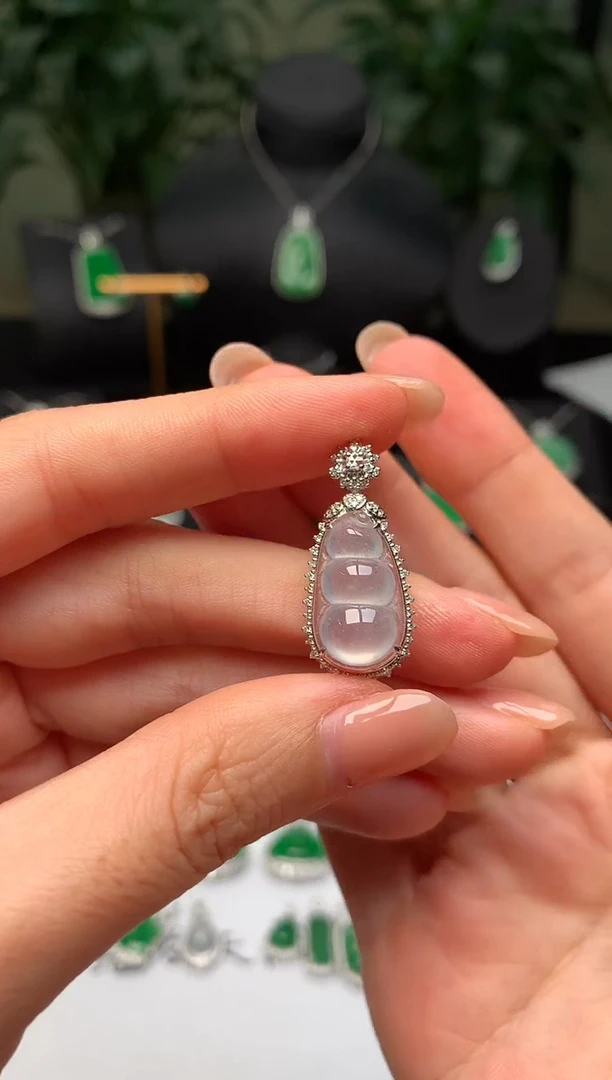 颈饰18K金镶嵌翡翠福豆