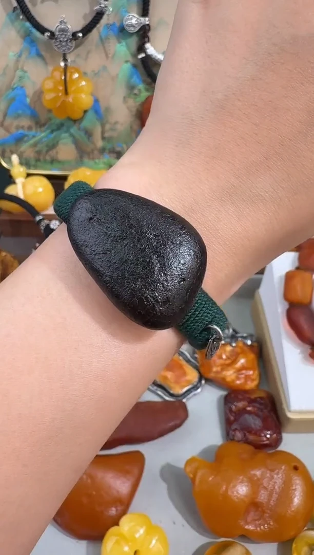 未镶嵌琥珀裸石琥珀