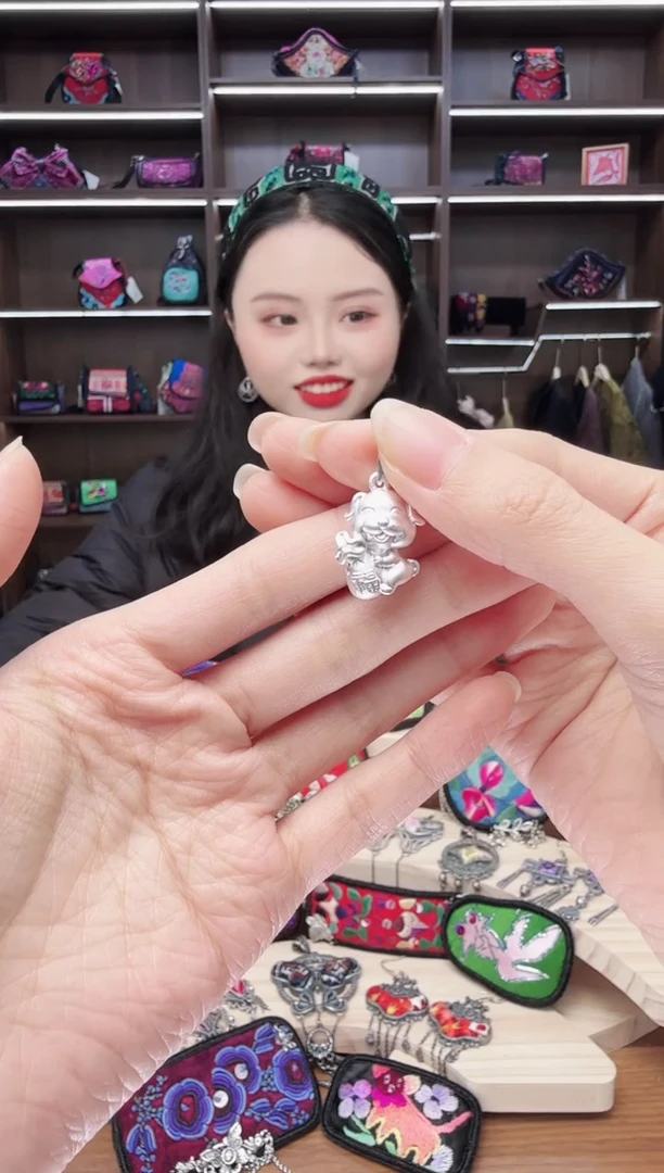 织绣8蒙阿苏苗绣传承店