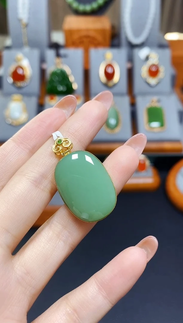 颈饰18K金镶嵌和田玉粉青无事牌吊坠*精美款