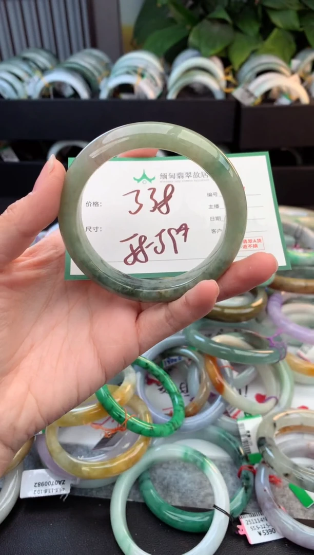 未镶嵌定制翡翠毛货需精细抛光+多人