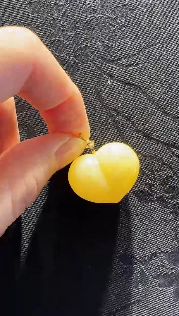 蜜蜡颈饰18K金镶嵌爱心吊坠