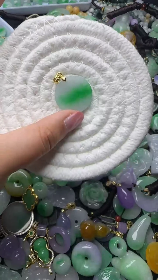 颈饰未镶嵌翡翠天然缅甸翡翠吊坠