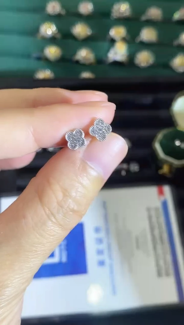 18K金镶嵌耳饰钻石多样性发一