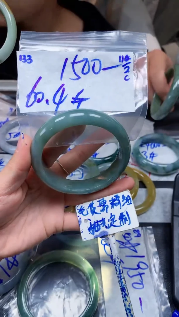 【闪购商品】定制翡翠未镶嵌133毛货需精细抛光手镯多样性拍一发一