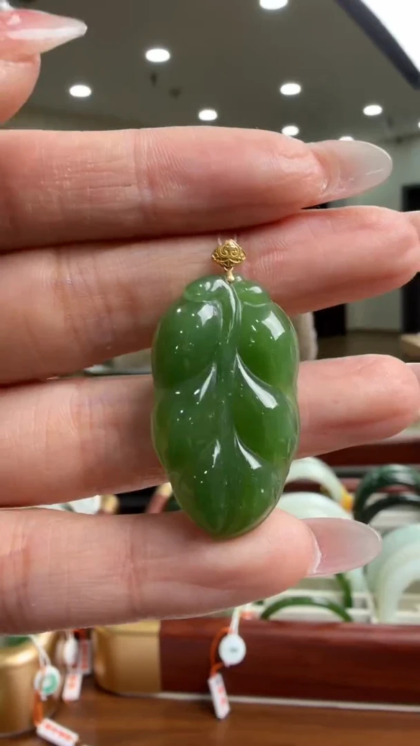 颈饰18K金镶嵌和田玉挂件