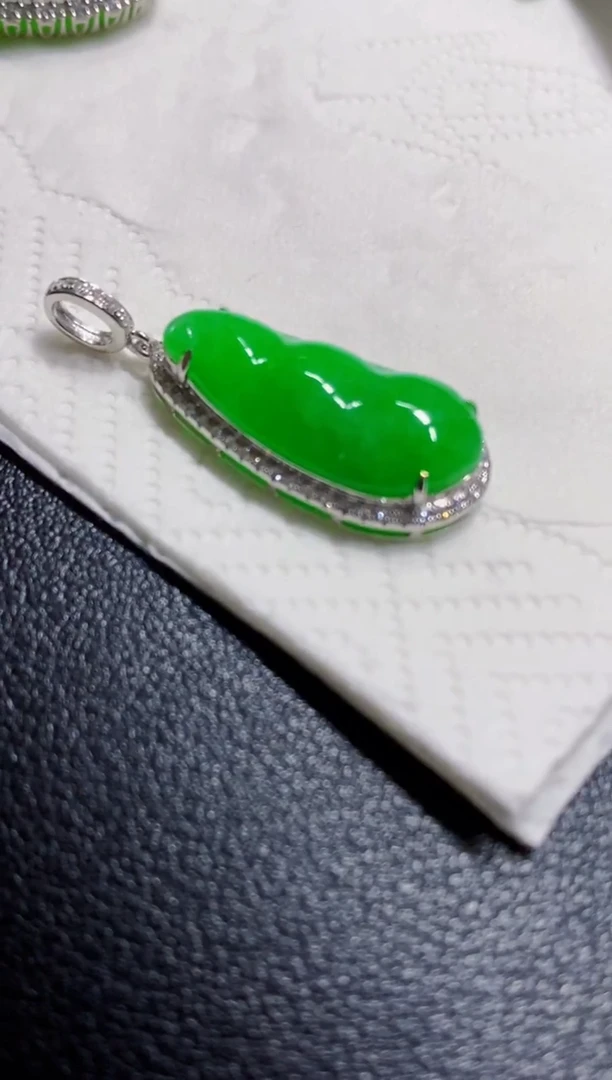 颈饰18K金镶嵌翡翠豆