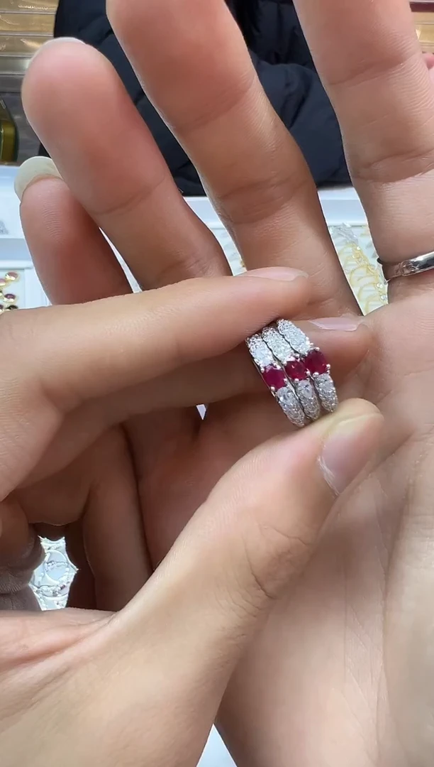 银S925镶嵌戒指红宝石周**?13043多样性发其一