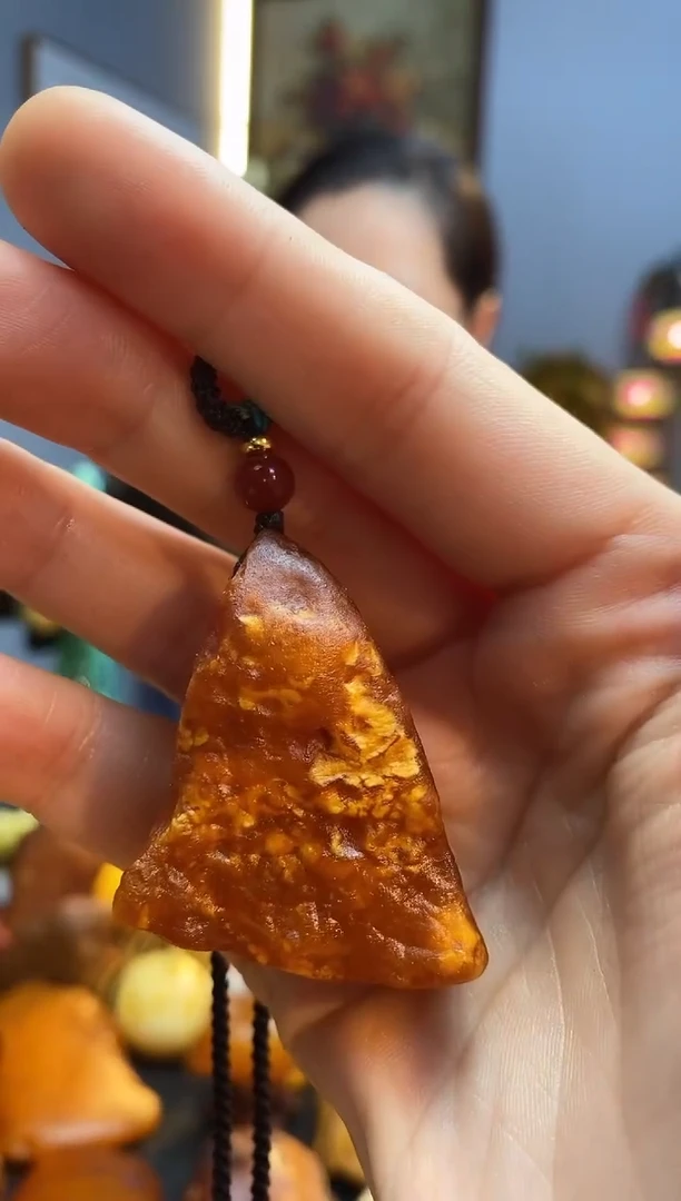 未镶嵌颈饰琥珀吊坠