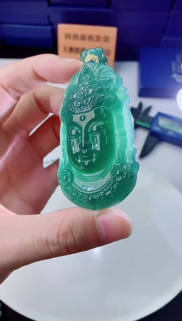 翡翠未镶嵌颈饰    `