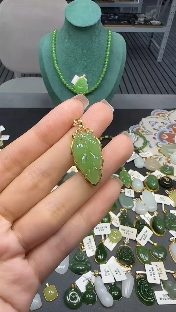 18K金镶嵌和田玉挂件1