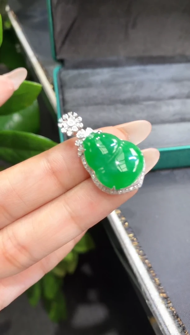 18K金镶嵌挂件翡翠葫芦