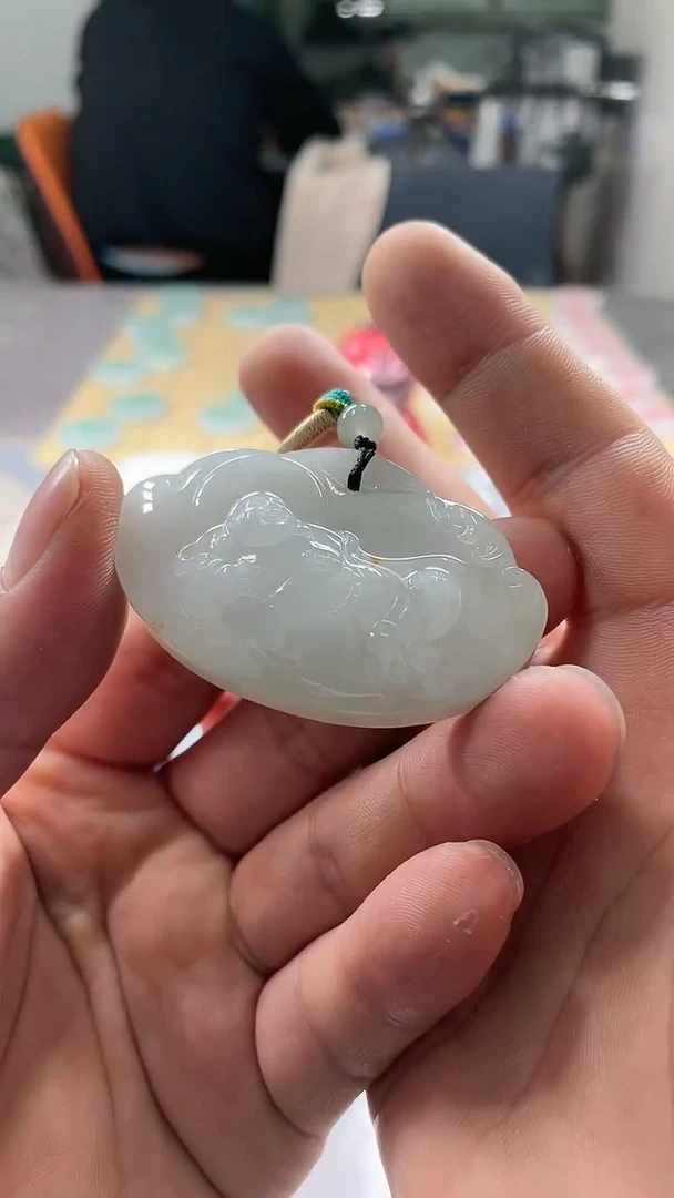 颈饰未镶嵌翡翠L****? Lucky