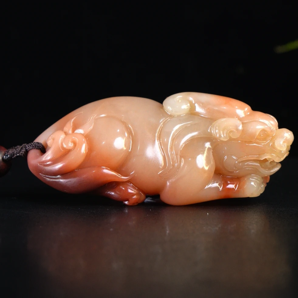 Lot.18.寿山石桃花芙蓉貔貅手把件111.8克7.8x3.5x3.2cm