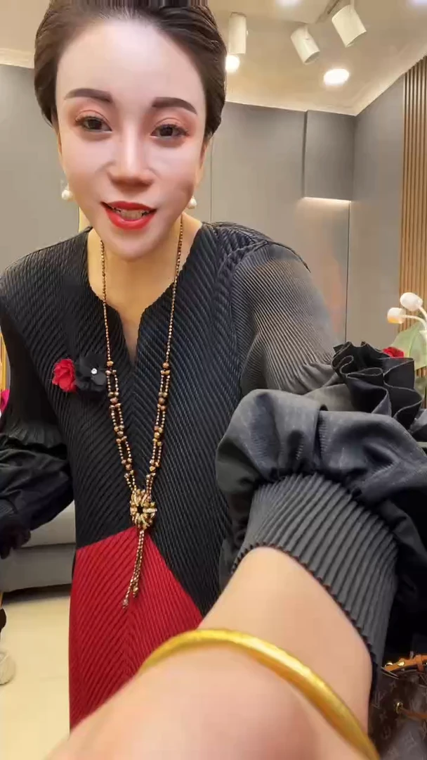 聚酯纤维（涤纶）黑红色