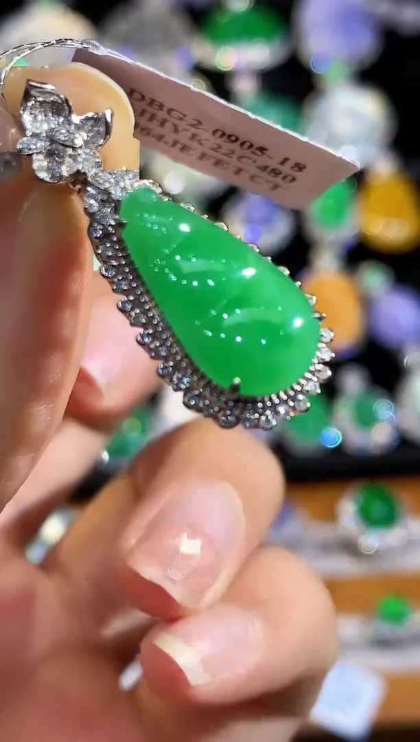 吊坠(不含链)18K金镶嵌翡翠?**荷LSR多样性发其一