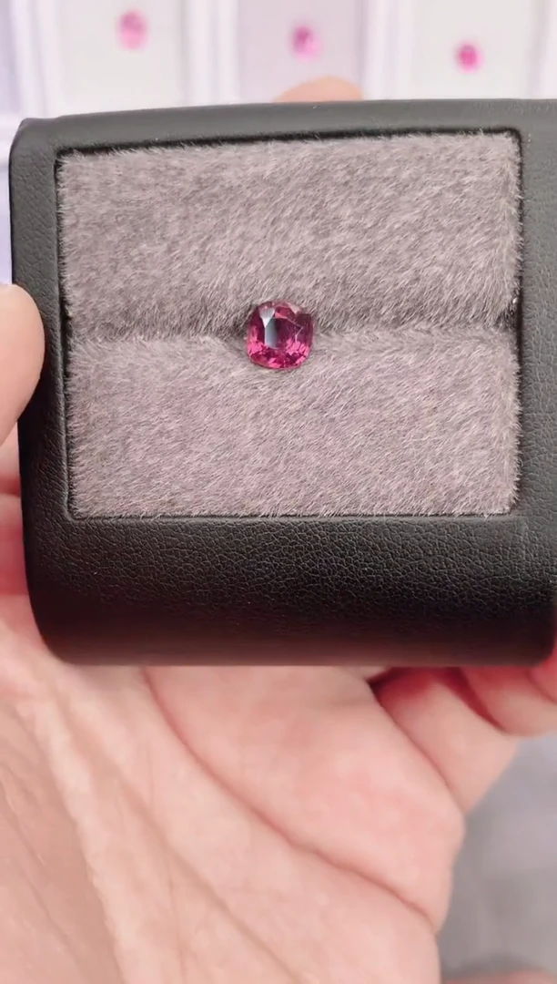 未镶嵌裸石尖晶石1.37