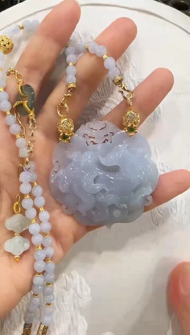 翡翠未镶嵌颈饰国风