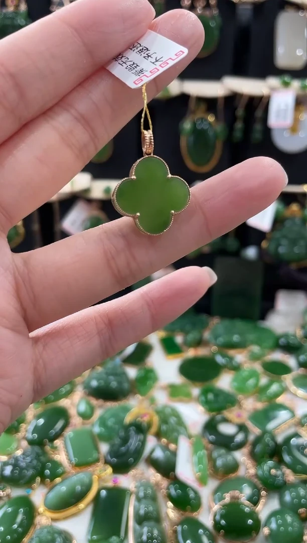 颈饰18K金镶嵌和田玉（碧玉）四叶草