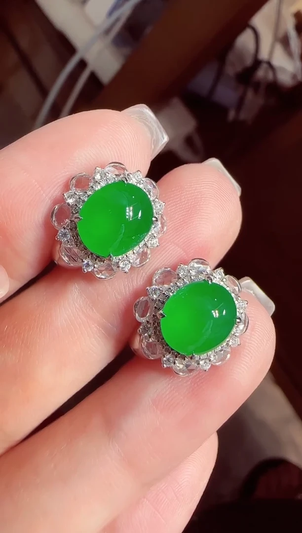 翡翠18K金镶嵌耳饰蛋面