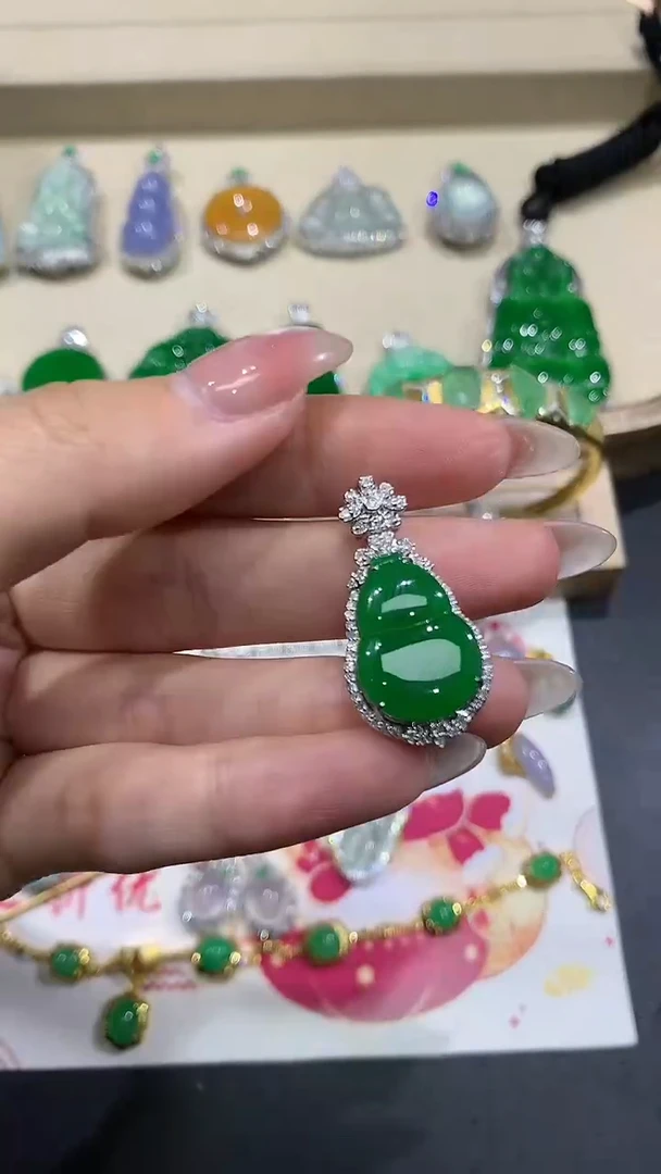 【闪购商品】翡翠吊坠(不含链)18K金镶嵌16团购