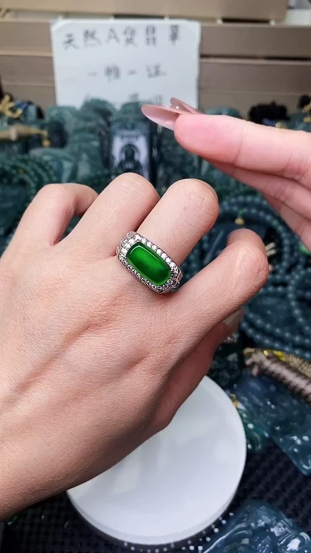 颈饰未镶嵌翡翠