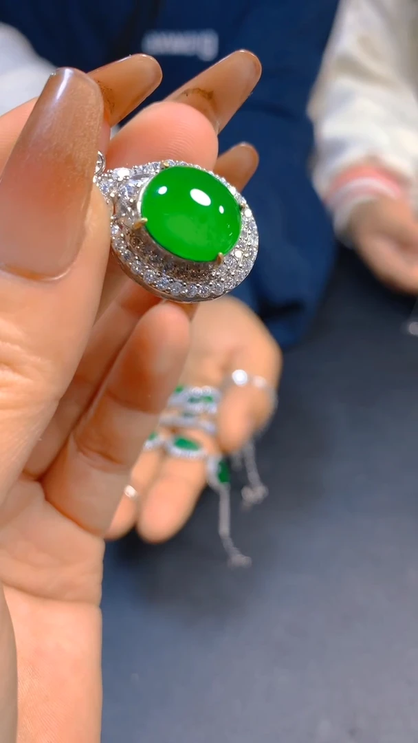 【闪购商品】翡翠吊坠(赠链)未镶嵌0766630106多样性发一