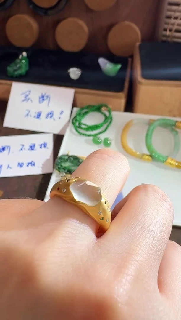 18K金镶嵌戒指翡翠戒指