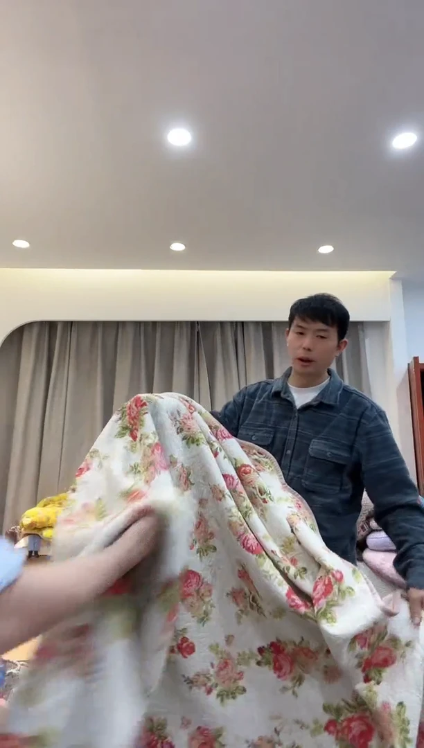 棉棉和*美D36    两面色绒床盖约200*230