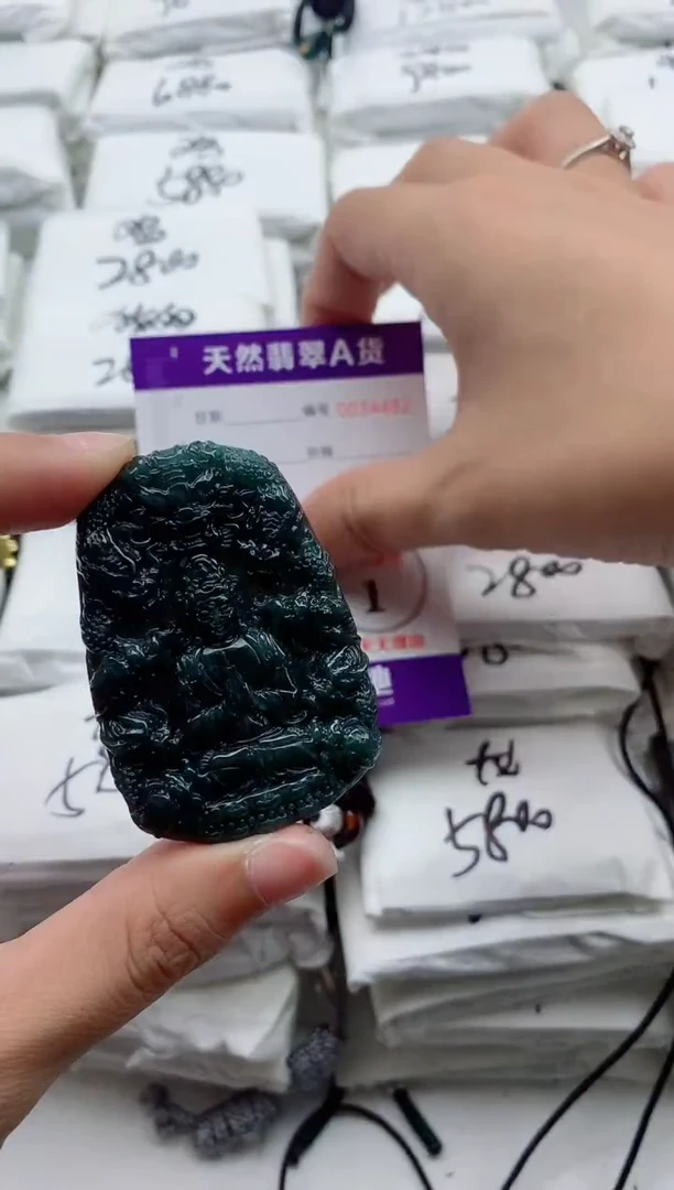 翡翠未镶嵌颈饰....
