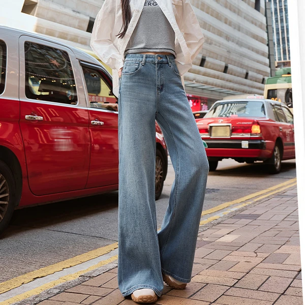 春季新款高腰休闲微喇牛仔裤女垂感显瘦浅蓝撞色港风喇叭拖地裤子