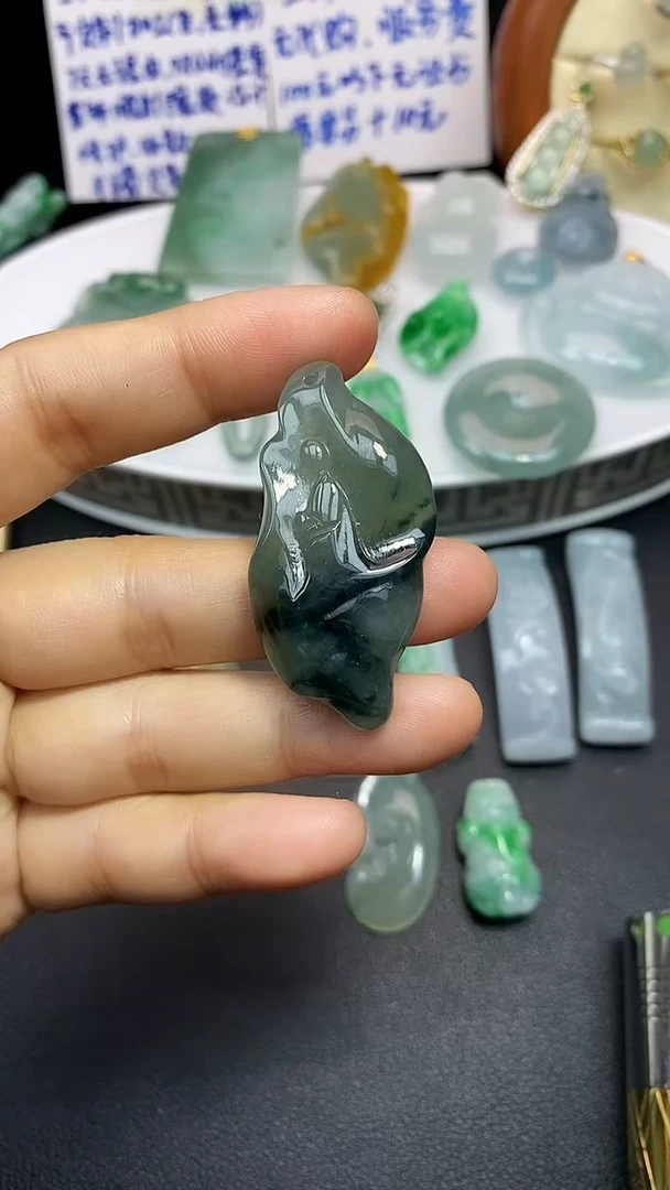 颈饰未镶嵌翡翠吊坠