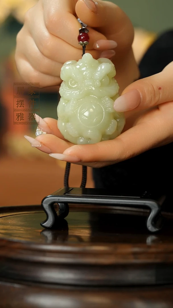 玉《醒狮抱球》摆件