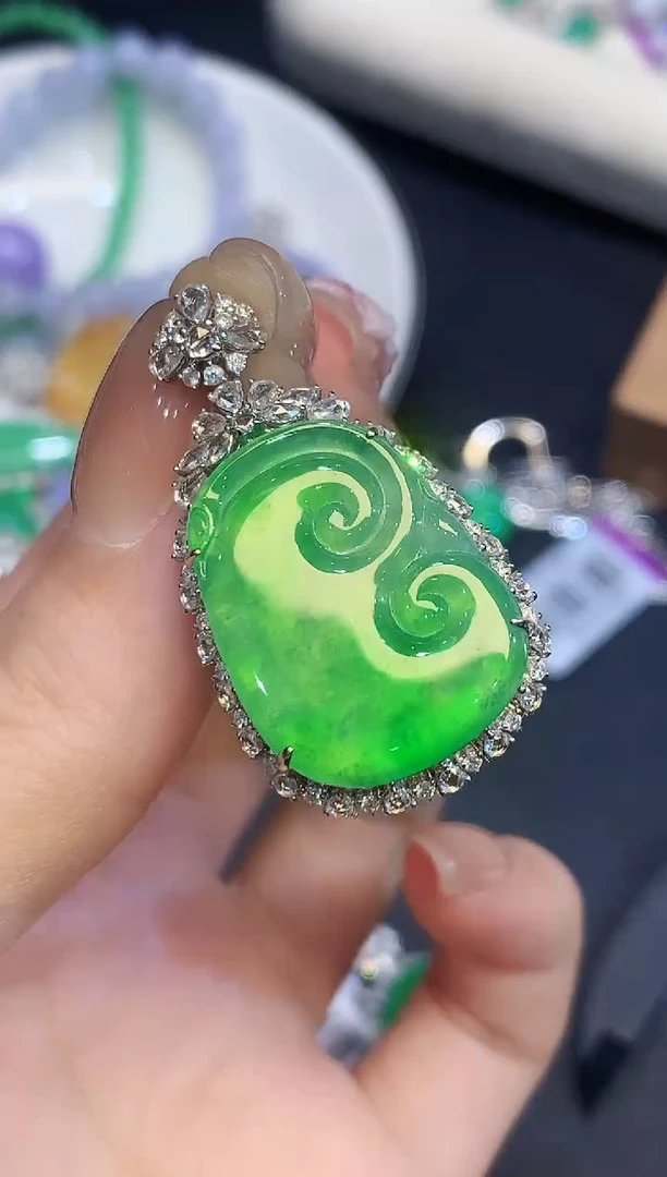 吊坠(不含链)18K金镶嵌翡翠W