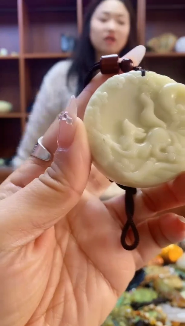 未镶嵌蛇纹石玉吊坠