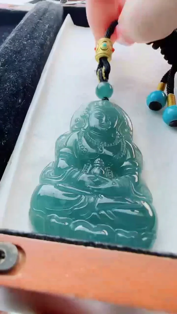 翡翠未镶嵌颈饰多样性发货其中一件