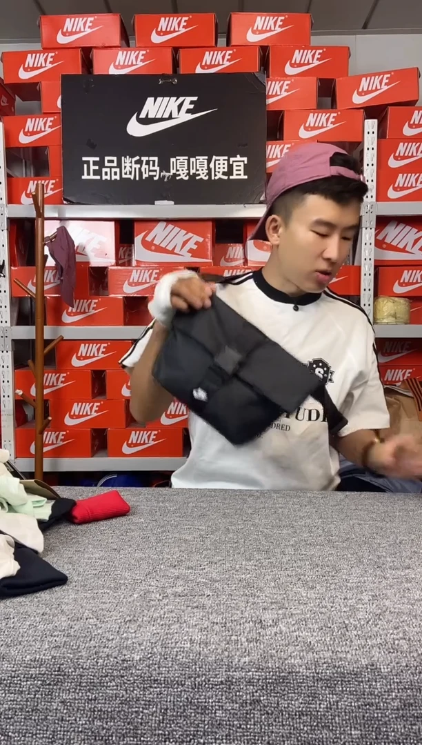耐克哑光小黑包 直播间过款