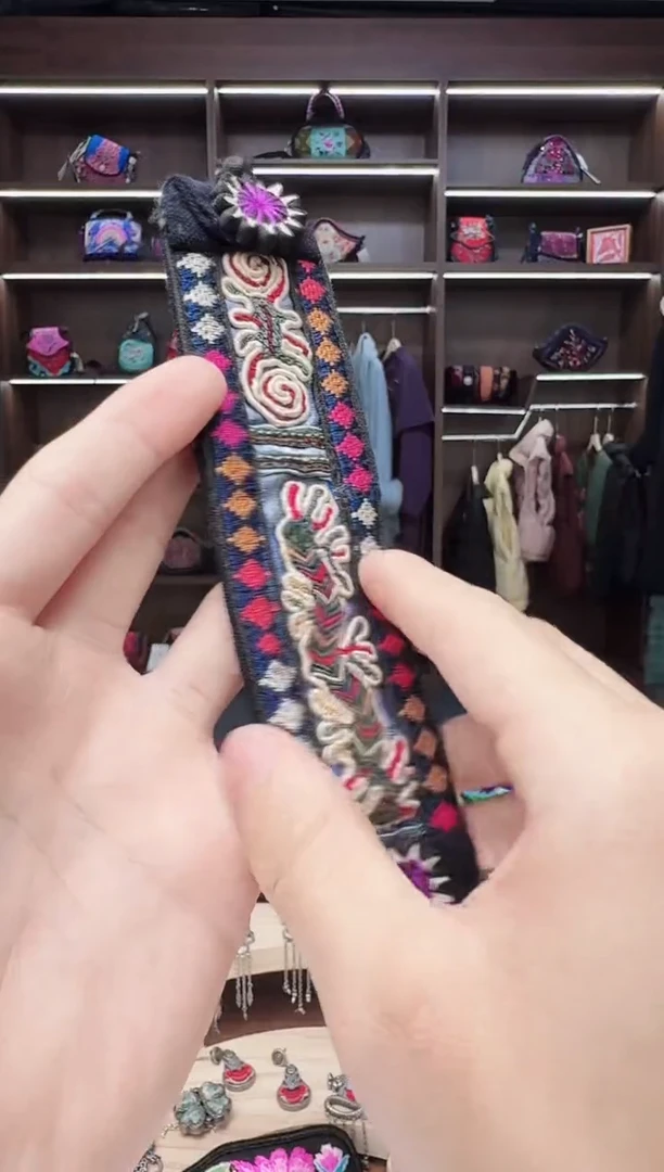 织绣77蒙阿苏苗绣传承店